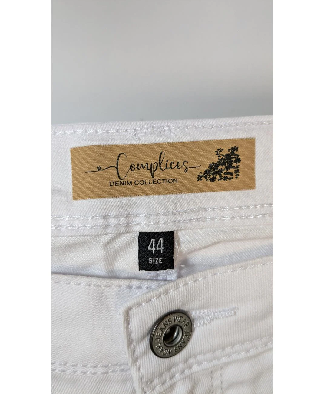 COMPLICES - Image 6