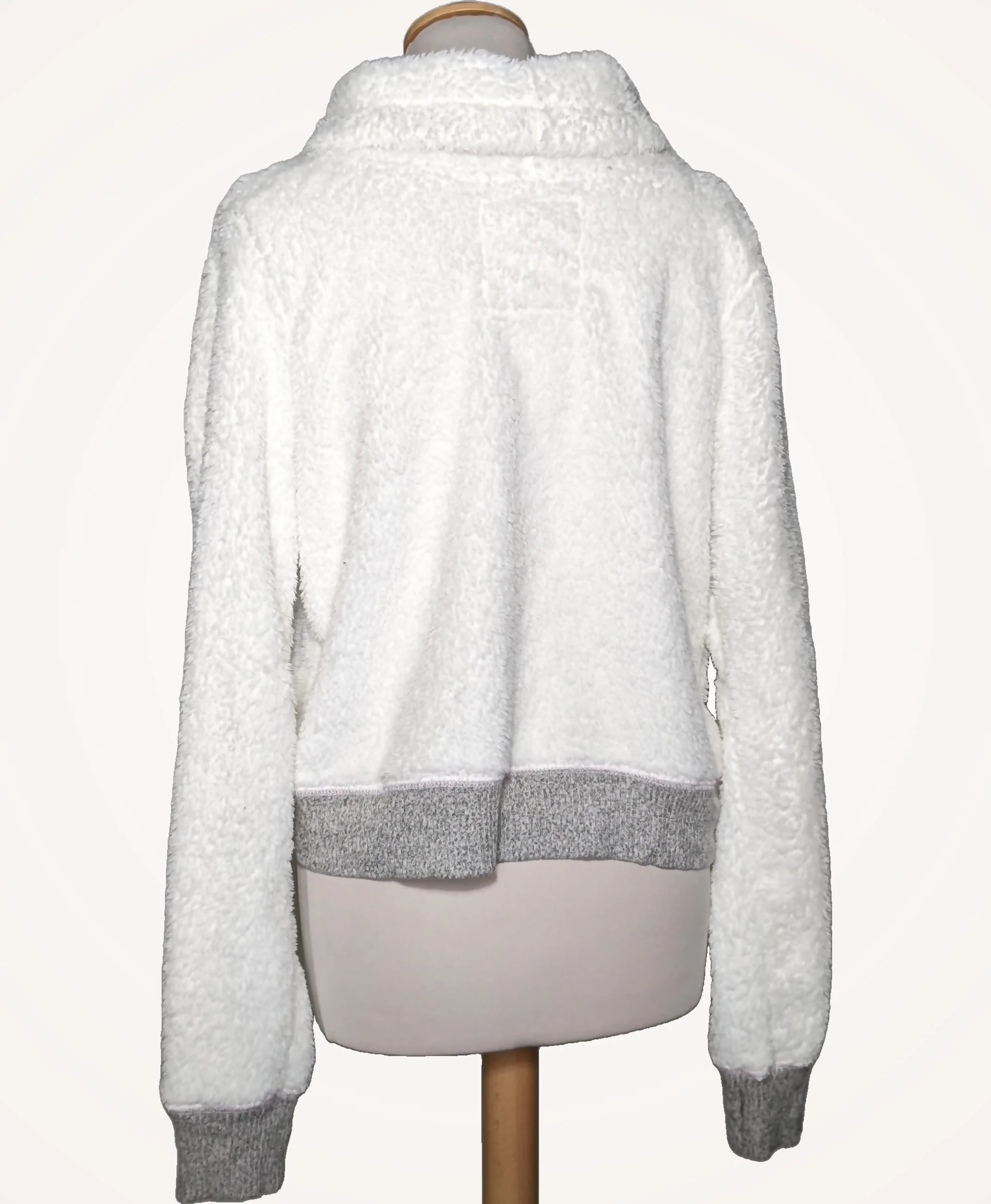 HOLLISTER - Image 4