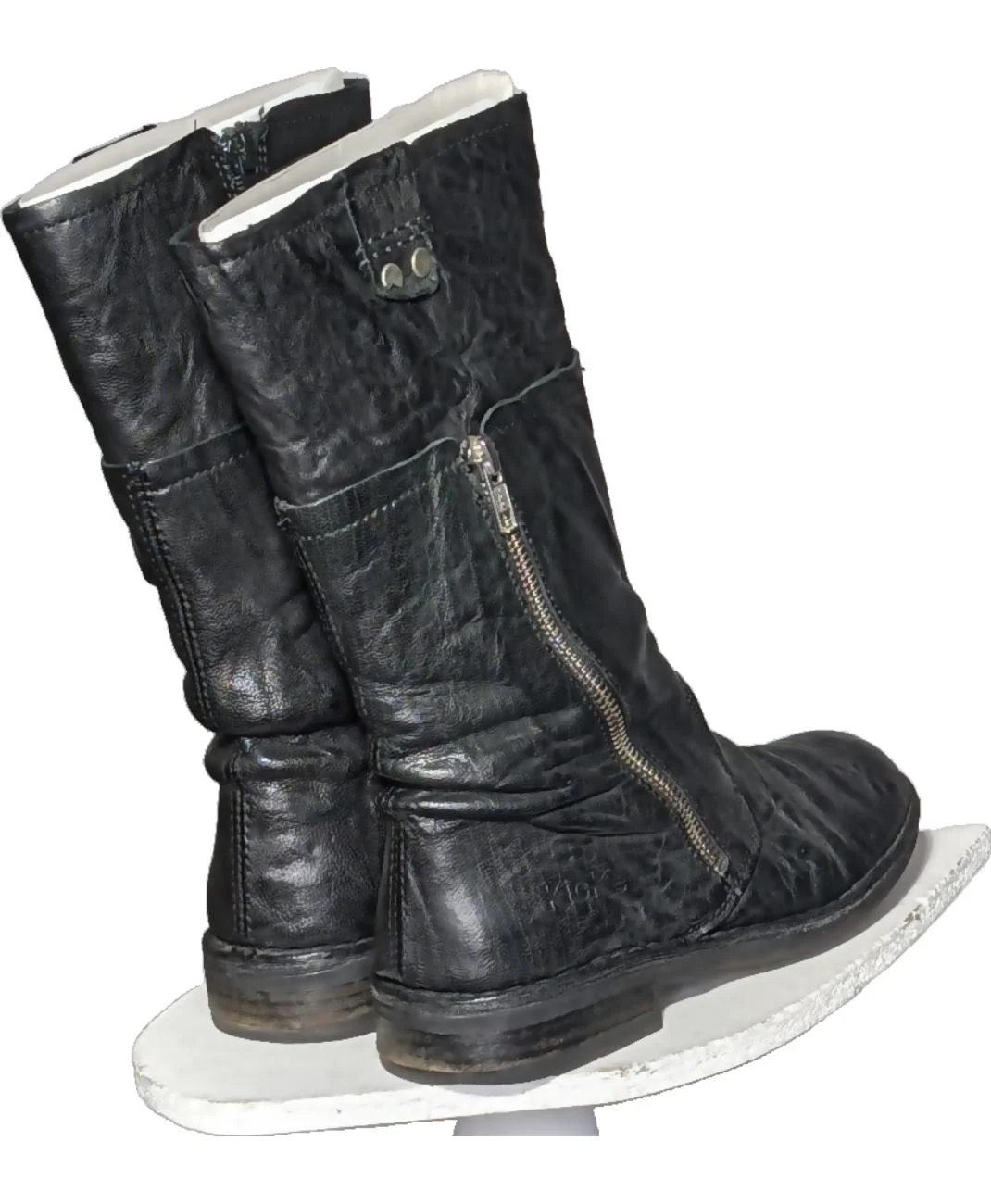 KICKERS - Image 2