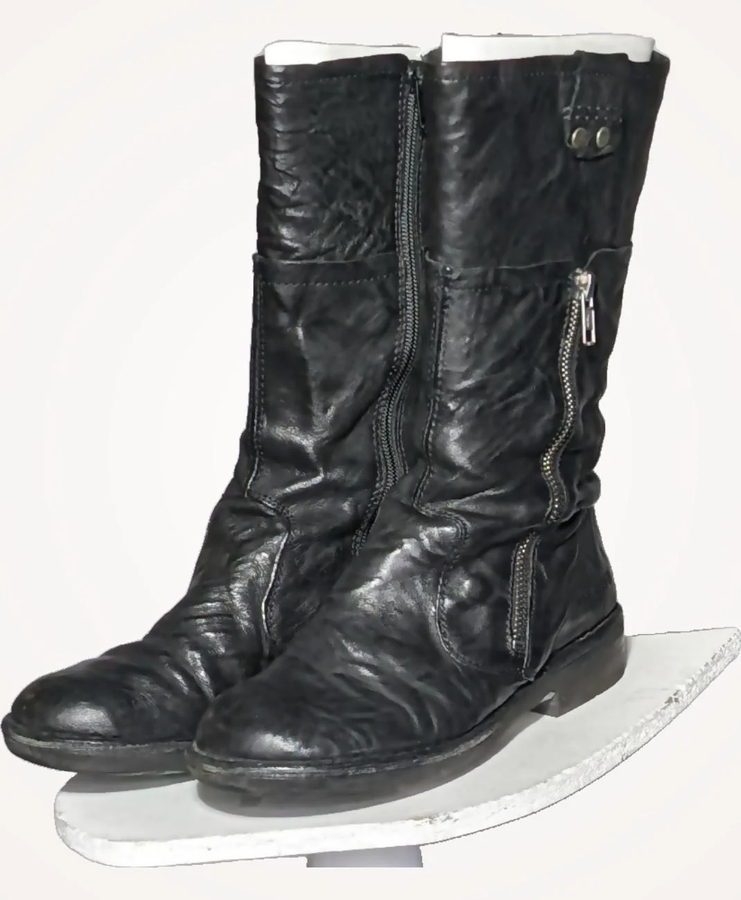 KICKERS - Image 3