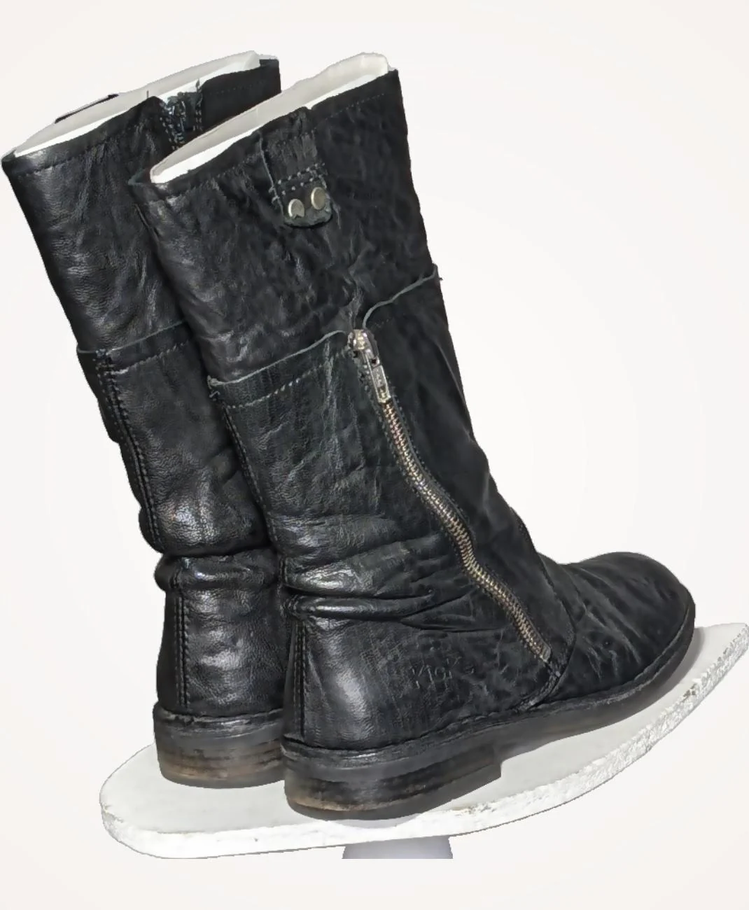 KICKERS - Image 4